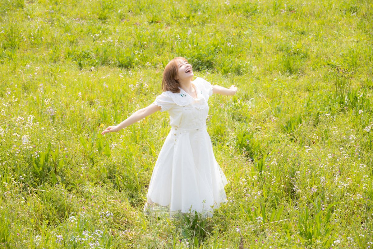 mihawould's tweet photo. まるでアルプスの少女のようだと言われ続ける、年齢すら隠せない31歳です。🌱笑

自然を愛する気持ちも、春を愛する気持ちも、お日様や風の気持ちの良さも何も変わらないのに、大人になると素直に生きてはダメなのでしょうか？
い��だって野原を風と蝶々と駆け回りたいし、お花と踊りたいし、お日様と微笑みあいたい🤍
心だけは永遠の少女でいてもいいですか？🫧