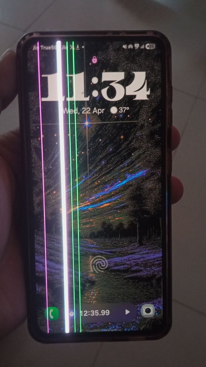 RealMahogayra's tweet image. I'm a 16-year-old student using Samsung S21 for online classes. After One UI 6 update (3 weeks ago), my screen got vertical lines.
Service center asking ₹16,000. No physical damage.
Please help @SamsungIndia @SamsungMobile 🙏
#Samsung #S21 #OneUI7