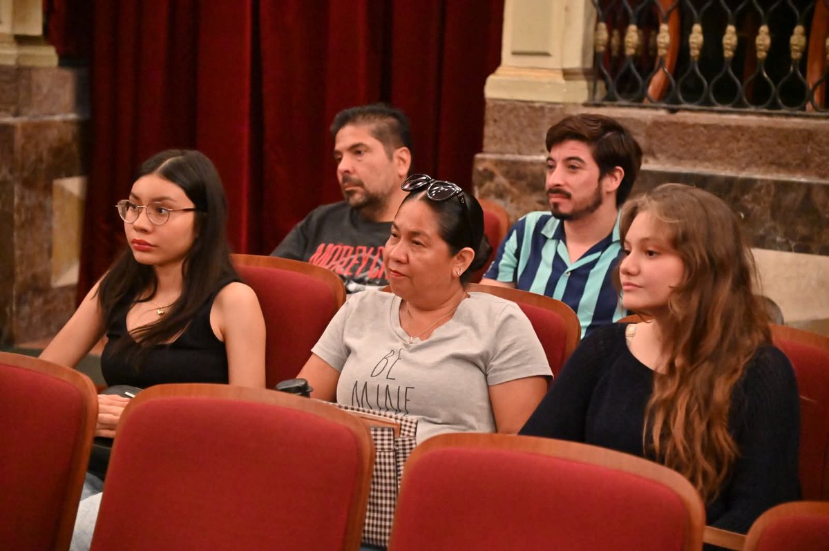 ManuelitoAAA's tweet photo. Como parte de su formación actoral, los integrantes de la Compañía de Teatro Interdisciplinaria Código de Barras asistieron al recorrido "Puerta Abierta" en el Teatro Hidalgo de Colima https://t.co/FEbmKSvCh7