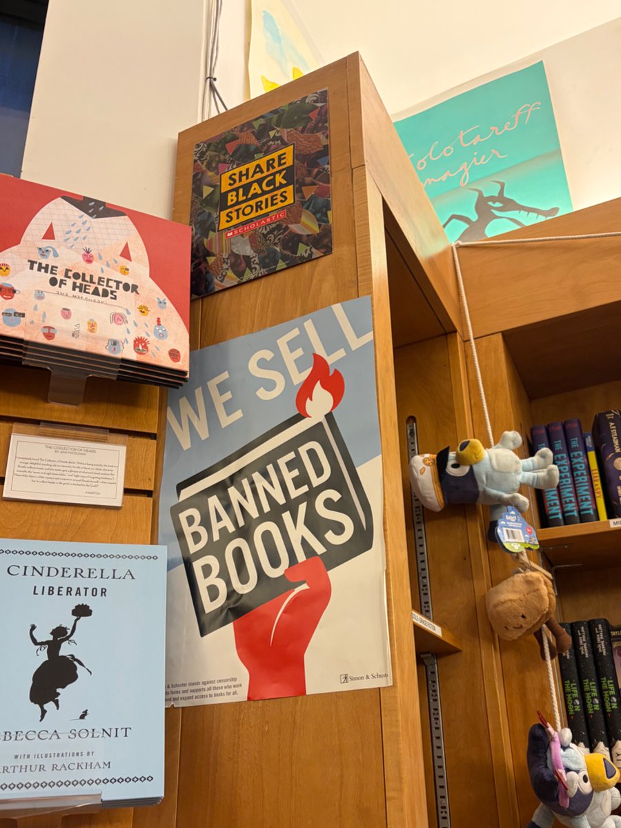 トランプ政権下のアメリカでは、右派勢力により、キング牧師やマルコムXの自伝、LGBTQのティーン向けの本などが「左派による洗脳」として禁書され、公立学校の図書室から消える事例が増えている。

NYの多くの独立系書店で「禁書本コーナー」を見かけた。知を守ろうとする営みが根付いている。