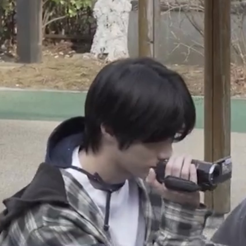 beomelina's tweet photo. beomgyu with a camera.. hes the type of dad that will probably film every moment of his child growing up 😣😣 https://t.co/5wpJ03xhwp