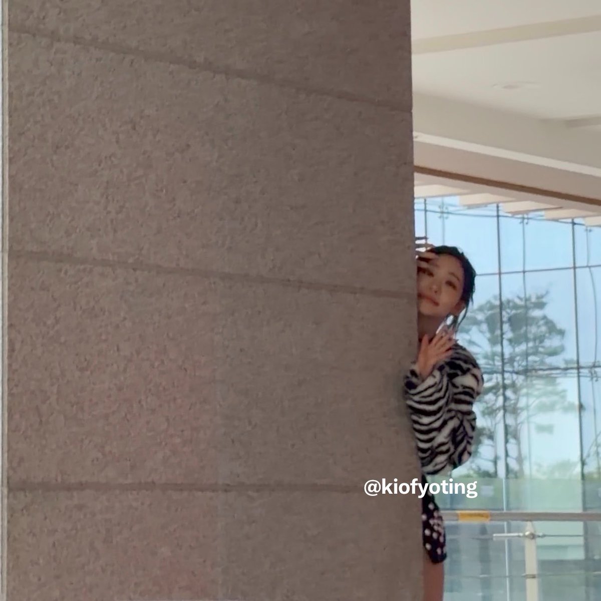 260422 쇼챔피언 미니팬미팅 #쥴리
벽 뒤에서 빼꼼 내밀고 인사하는 모습 귀여워 🤭

#키스오브라이프 #키오프 #KISSOFLIFE #JULIE