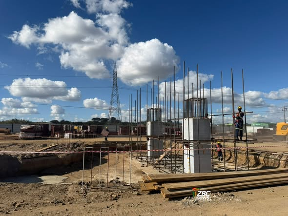 SimangalisoDub5's tweet image. Great news for #Zimbabwe’s infrastructure! 

The Mabvuku traffic interchange project, led by @edmnangagwa, is set to transform travel. When it’s finished in September 2026, it will ease congestion on the busy #Harare-#Mutare Highway, making travel safer and more efficient. This