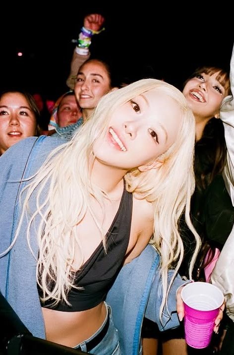 BBU_BLACKPINK's tweet photo. ROSÉ with JENNIE and LISA♡ https://t.co/yqwQFFmneh
