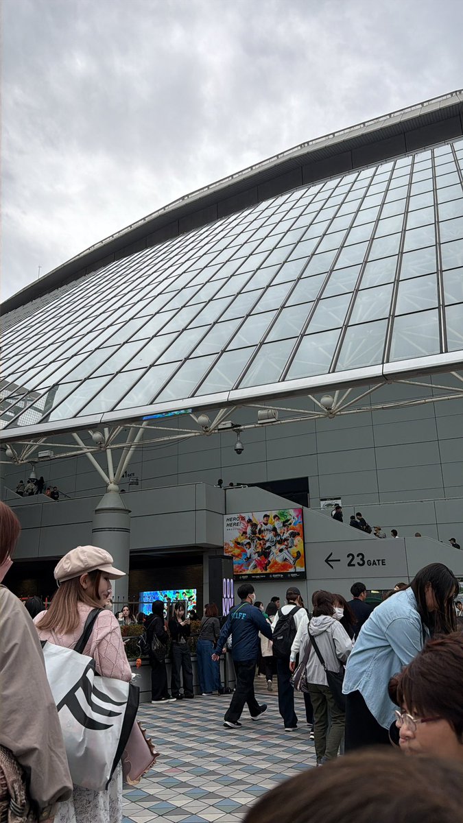 l7lO2O's tweet photo. @st_gonakaji 22ゲート横付近のベンチにおります、！ https://t.co/NcmF0Lul3Q