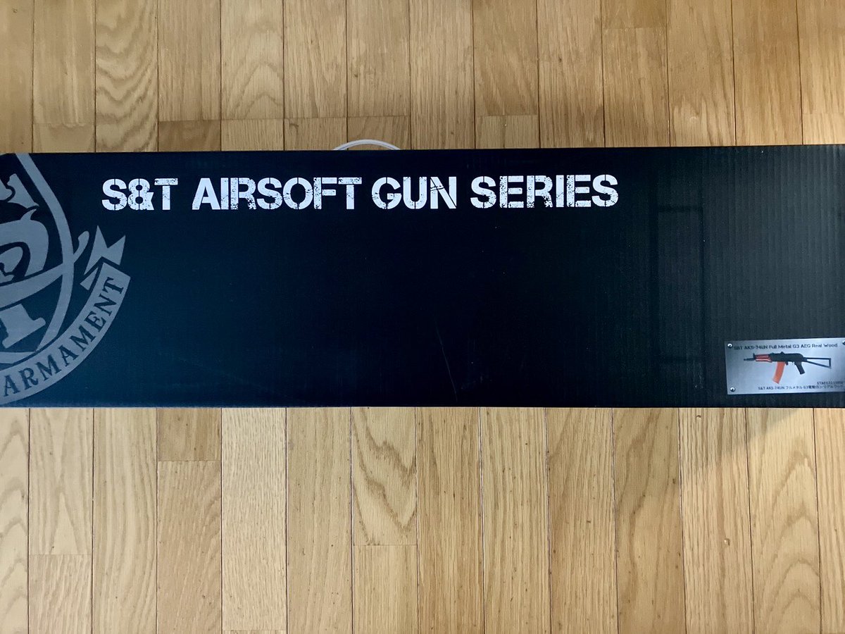 Merlion055's tweet photo. S&amp;TのAKS-74UN 通称クリンコフのリアルウッドG3電動ガンを購入しました！
久々の長物で木と鉄の無骨さが良いですね〜
実スリングとサイドレールマウントも買ったので後で付けてみたいと思います https://t.co/zxHYJ5UqxK