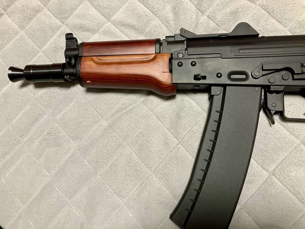 Merlion055's tweet photo. S&amp;TのAKS-74UN 通称クリンコフのリアルウッドG3電動ガンを購入しました！
久々の長物で木と鉄の無骨さが良いですね〜
実スリングとサイドレールマウントも買ったので後で付けてみたいと思います https://t.co/zxHYJ5UqxK