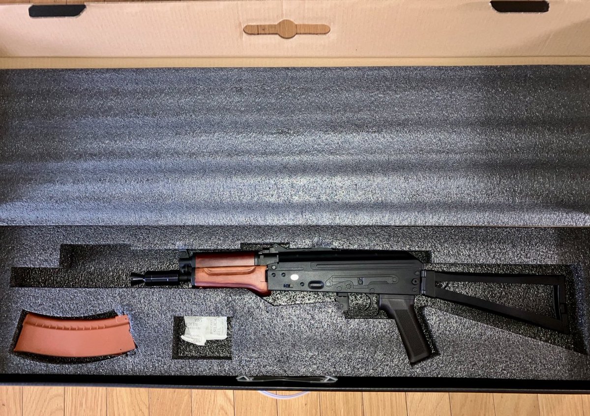 Merlion055's tweet photo. S&amp;TのAKS-74UN 通称クリンコフのリアルウッドG3電動ガンを購入しました！
久々の長物で木と鉄の無骨さが良いですね〜
実スリングとサイドレールマウントも買ったので後で付けてみたいと思います https://t.co/zxHYJ5UqxK