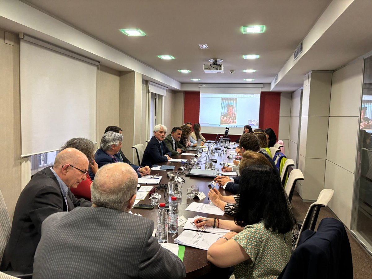 Abogacia_es's tweet photo. 📣La abogacía exige una solución inmediata para los mutualistas alternativos.

🤝Encuentro entre el presidente @SGMSALVADOR1, el pdte. de la Comisión de Previsión Social del Consejo General de la Abogacía, Ignacio Gally, y representantes de @MadridAltodo, @asociacionANAMA, @DEFENDA5, @MovimientoJ2, Mutualistas obligatorios y complementarios, @MutualistasxF, Mutualistas sin pensiones y @SindicatoAboga2 VENIA.
⌛Tras más de 3️⃣ años, URGE una norma que permita una jubilación digna y justa a miles de compañer@s.
🔗Abogacía Española colaborará con todos los actores implicados respaldando a los miles de profesionales perjudicados.

✊ Abogacía Española, asociaciones y colectivos seguirán trabajando para mejorar y concretar la propuesta en próximas reuniones. 

https://t.co/5qZUdvbYUK