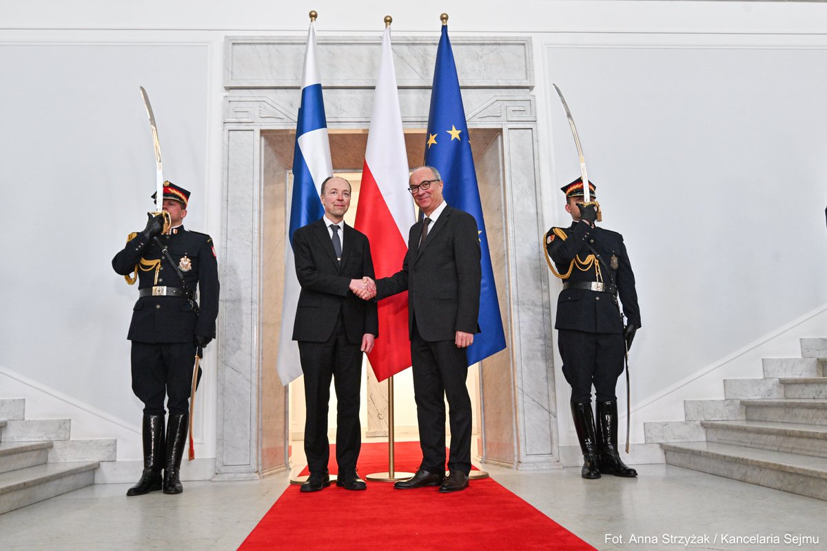PLParliament's tweet photo. 🇵🇱🤝🇫🇮 April 21. Defense cooperation and countering Russia’s threat were at the center of talks between Speaker of the Sejm Włodzimierz Czarzasty and Speaker of the Finnish Parliament Jussi Halla-aho.
Discussions also covered:
🇺🇦 the war in Ukraine
🌍 transatlantic relations
🌐 the situation in the Middle East
#Poland and #Finland share a common view: Russia’s aggression poses a serious threat, and the outcome of the war in Ukraine is crucial for our security. Both sides stressed the need for stronger defense cooperation and greater EU engagement, while reaffirming continued support for Ukraine.
@wlodekczarzasty highlighted the importance of Poland–Finland partnership and the role of the Nordic region in strengthening security in Central & Eastern Europe and the Baltic Sea.
@Halla_aho pointed to both conventional and hybrid threats from Russia, including migration pressure. He noted that Finland faces challenges similar to those at the Polish-Belarusian border and emphasized valuable cooperation between Polish and Finnish border services.
🤝 “Our relations are very good. Russia’s attack on Ukraine has brought our countries even closer together.”
@SuomenEduskunta @KancelariaSejmu 
#ParliamentaryDiplomacy