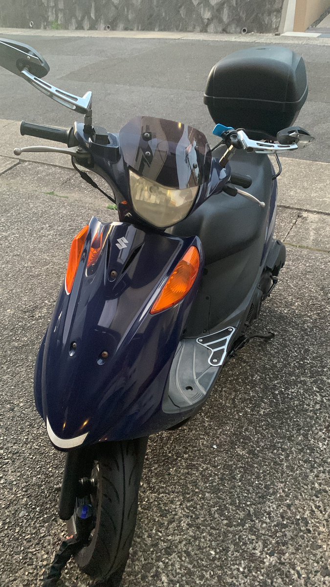 TheCarles29's tweet photo. La promesa de adquirir la moto para poder sacar más tiempo de estudio para este último año de universidad. Gracias a esta reduzco 2 horas al día de tren y poder volver antes si terminamos clases antes de lo habitual https://t.co/0woDDNUITc