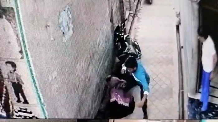 शामली में एक मुस्लिम लड़की दवाई लेने के लिए निकली। दवाई लेकर वापिस लौटी तो रास्ते में 'मंजीत' नाम का युवक लड़की को जबरदस्ती खींचकर एक गली में ले गया। लड़की के हाथ को मोड़ा।

उसको ज़मीन पर पटक दिया फिर कई लातें मारी।  लड़की चिल्लाती रही। आस-पास के लोग ऐसे ही मूक दर्शक बने रहे।