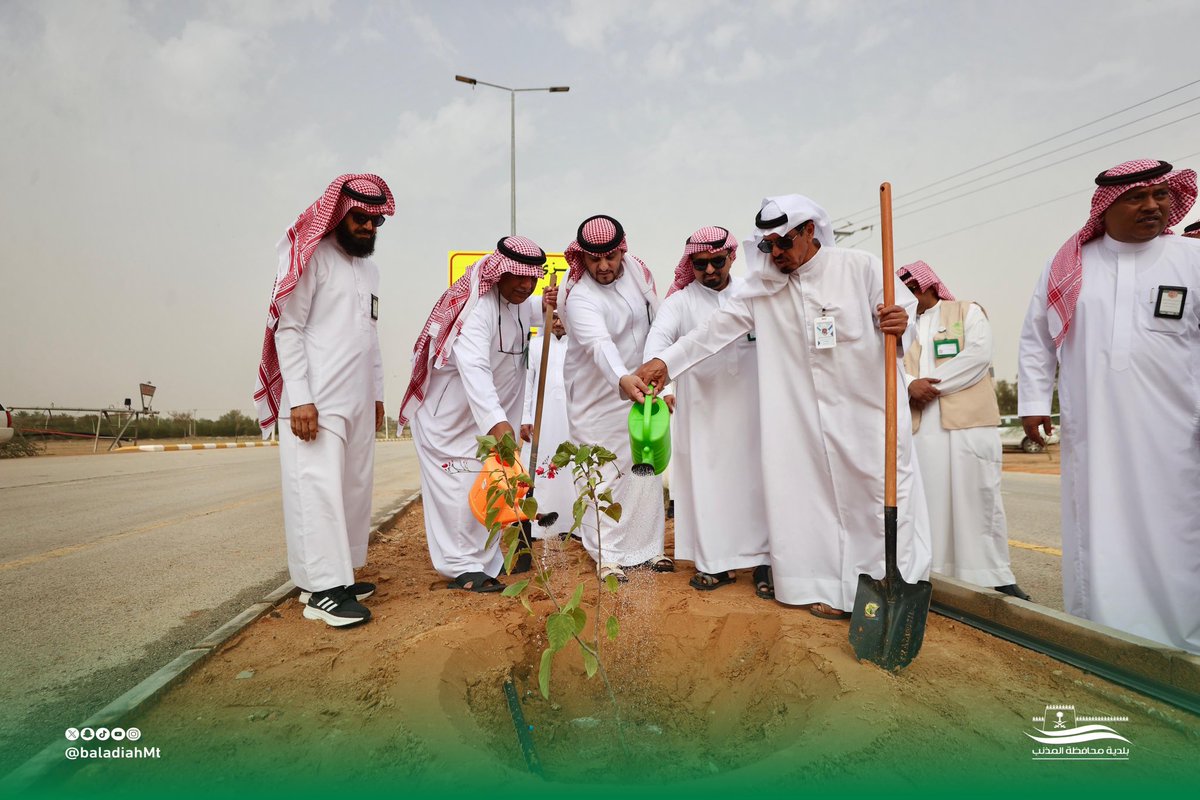 baladiahMt's tweet photo. ضمن مبادرة #أرض_القصيم_خضراء ..
نفذنا مبادرة تشجير الجزيرة الوسيطة في طريق الأميرة نورة بنت عبدالرحمن ..
بهدف تعزيز الغطاء النباتي وتحسين المشهد الحضري ورفع مستوى #جودة_الحياة .
وذلك بمشاركة @MEWA_KSA و @ncvcksa و @gea_mu3 

#أرض_السعودية_خضراء 
#بلدية_محافظة_المذنب https://t.co/7nFTlZNiqh