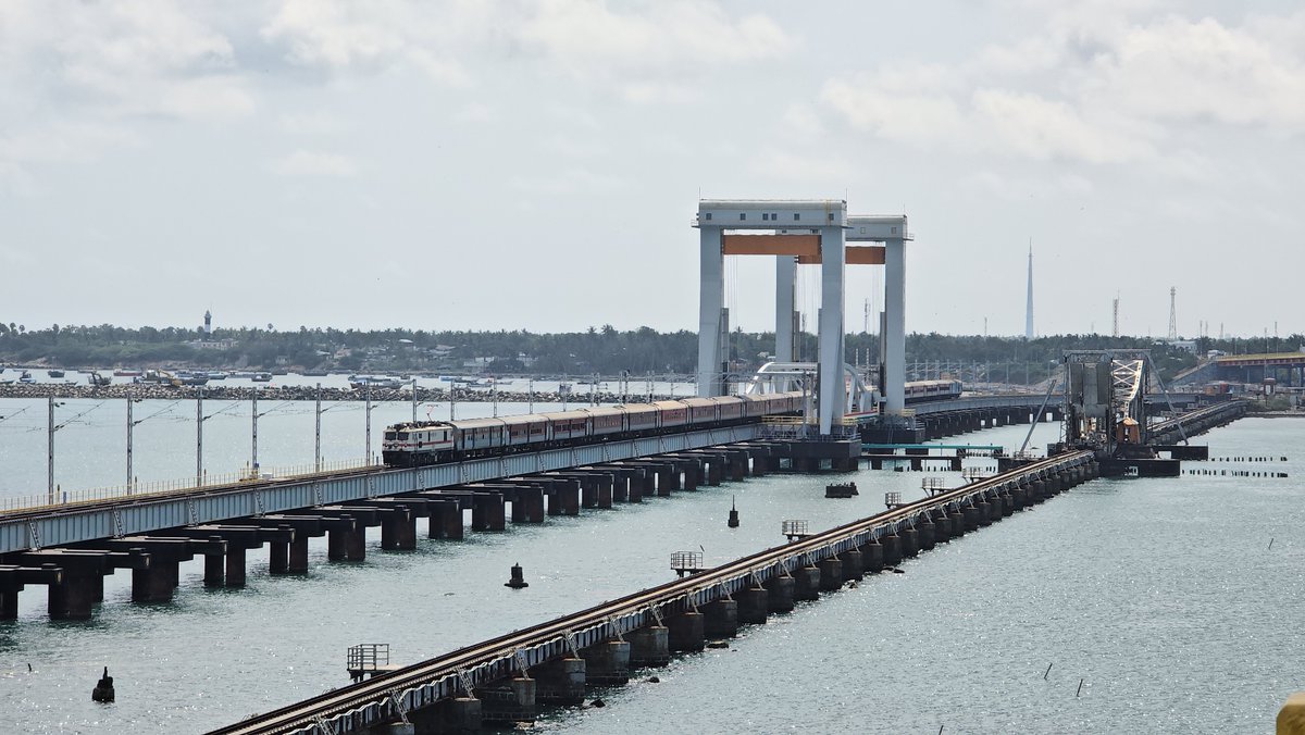 GMSRailway's tweet image. Steel meets the sea.🌊🚆

WAP-7 30511 powers the 20850 Rameswaram–Bhubaneswar SF Express across the majestic Pamban Bridge — one of India's most breathtaking railway crossings.

#IndianRailways #SouthernRailway #PambanBridge #WAP7 #Rameswaram