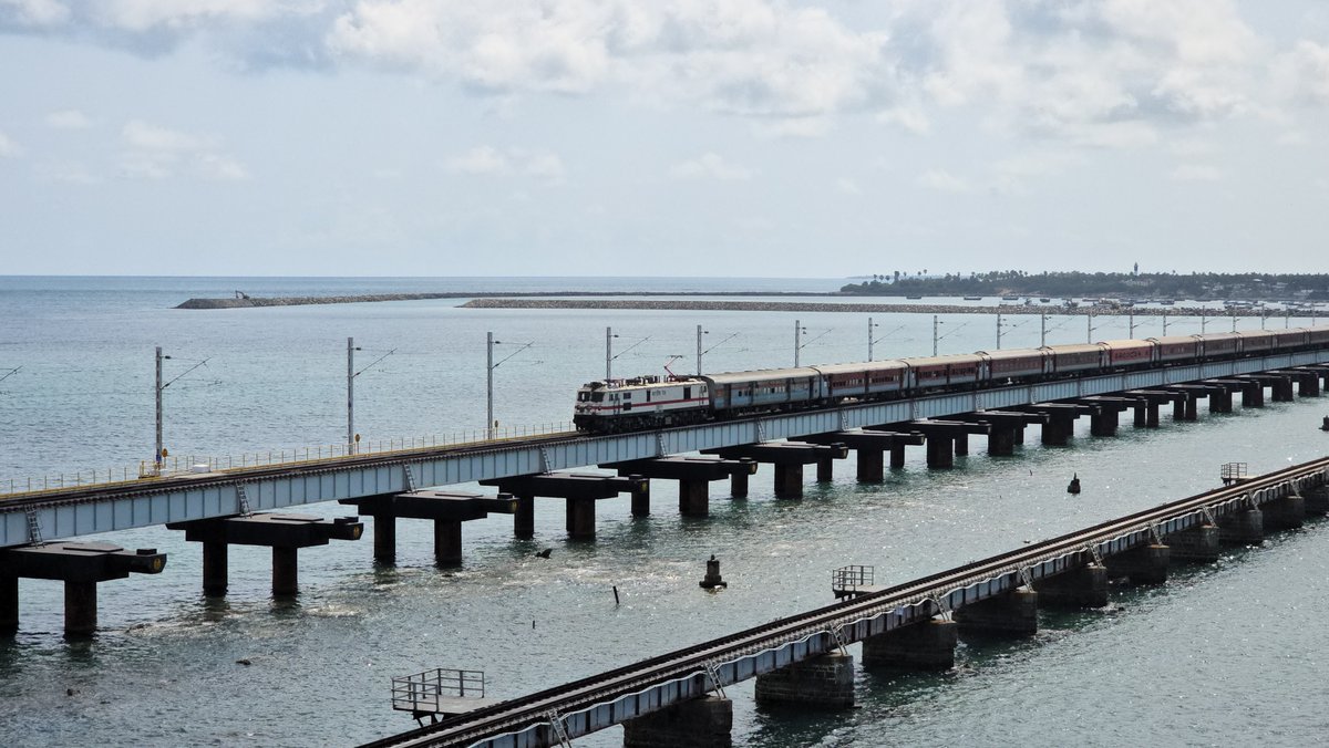 GMSRailway's tweet image. Steel meets the sea.🌊🚆

WAP-7 30511 powers the 20850 Rameswaram–Bhubaneswar SF Express across the majestic Pamban Bridge — one of India's most breathtaking railway crossings.

#IndianRailways #SouthernRailway #PambanBridge #WAP7 #Rameswaram
