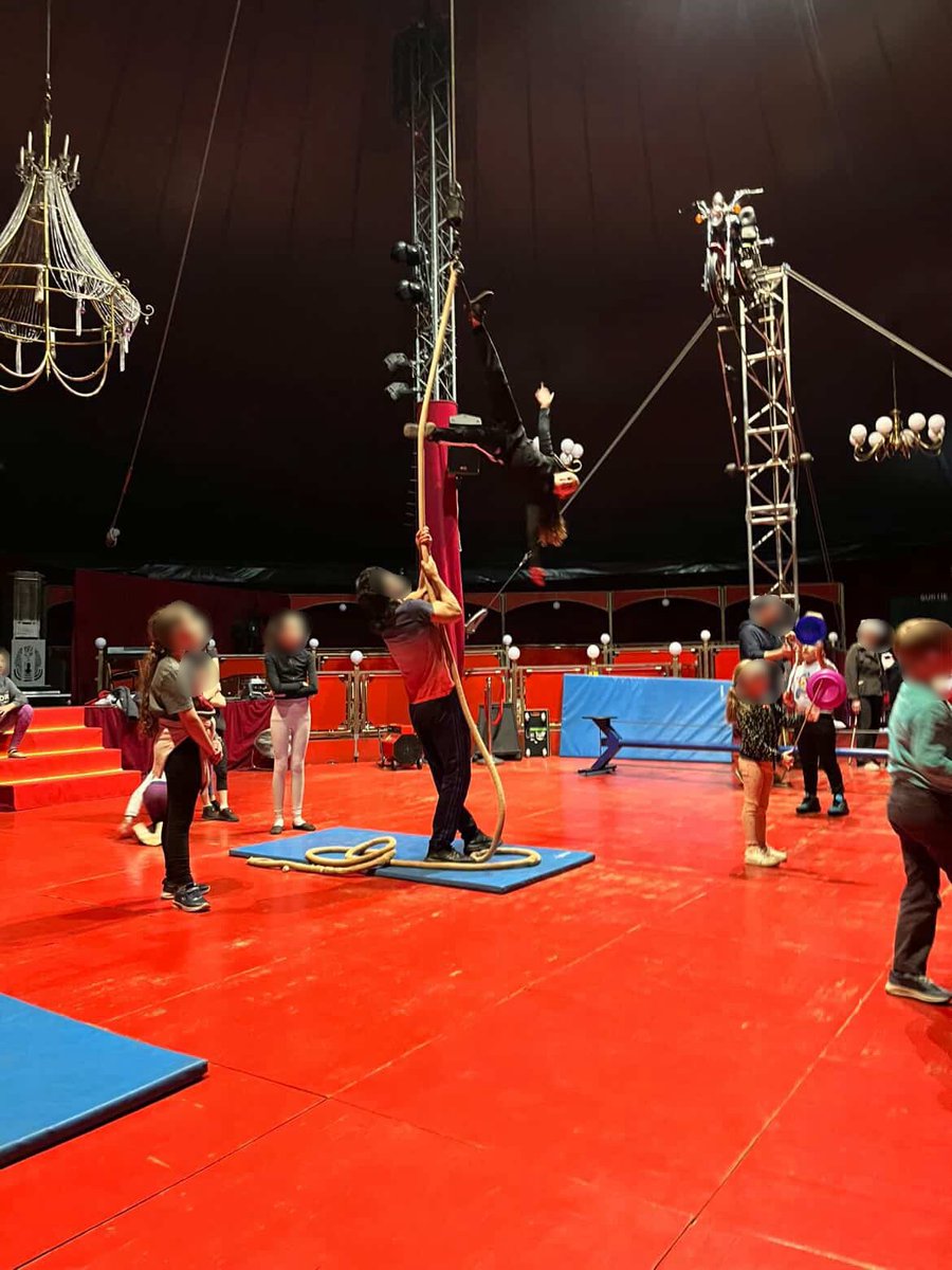 TA1AMI's tweet photo. Un immense merci aux étudiants de l’ISTC de Lille pour cette superbe sortie au cirque Le Chapitô à Hellemmes !
Les enfants du foyer ont découvert, le temps d’une après-midi magique, les arts du cirque : jonglage, marcher sur un fil, tenir en équilibre sur une boule... https://t.co/IWWRSZntm6