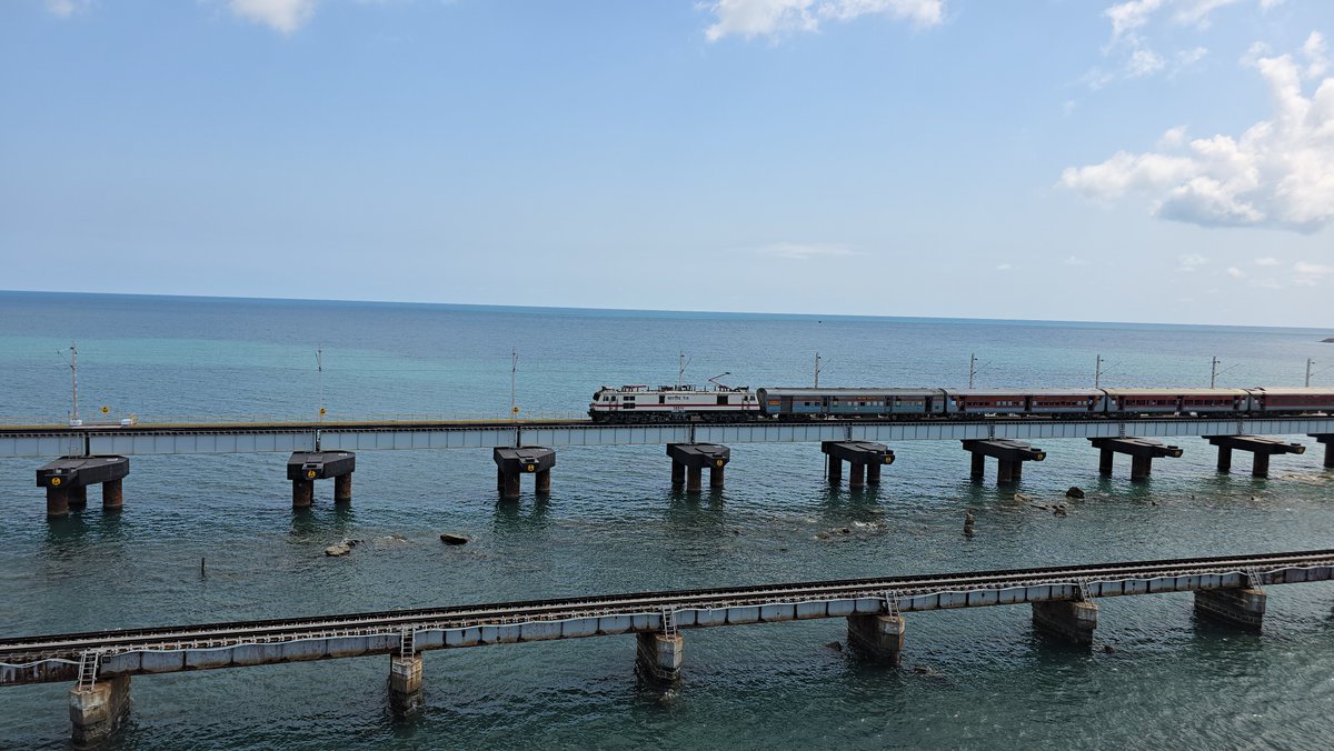GMSRailway's tweet image. Steel meets the sea.🌊🚆

WAP-7 30511 powers the 20850 Rameswaram–Bhubaneswar SF Express across the majestic Pamban Bridge — one of India's most breathtaking railway crossings.

#IndianRailways #SouthernRailway #PambanBridge #WAP7 #Rameswaram