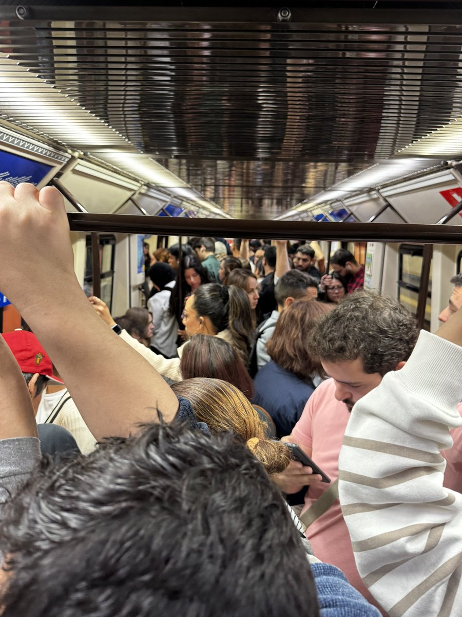 🚇 Otro día más en <a href="/metro_madrid/">Metro de Madrid</a>, trenes llenos, gente hacinada y la Línea 1 colapsada.
¿El motivo? Absorber el corte de la Línea 10, para que Ayuso le monte a Florentino su estación temática.