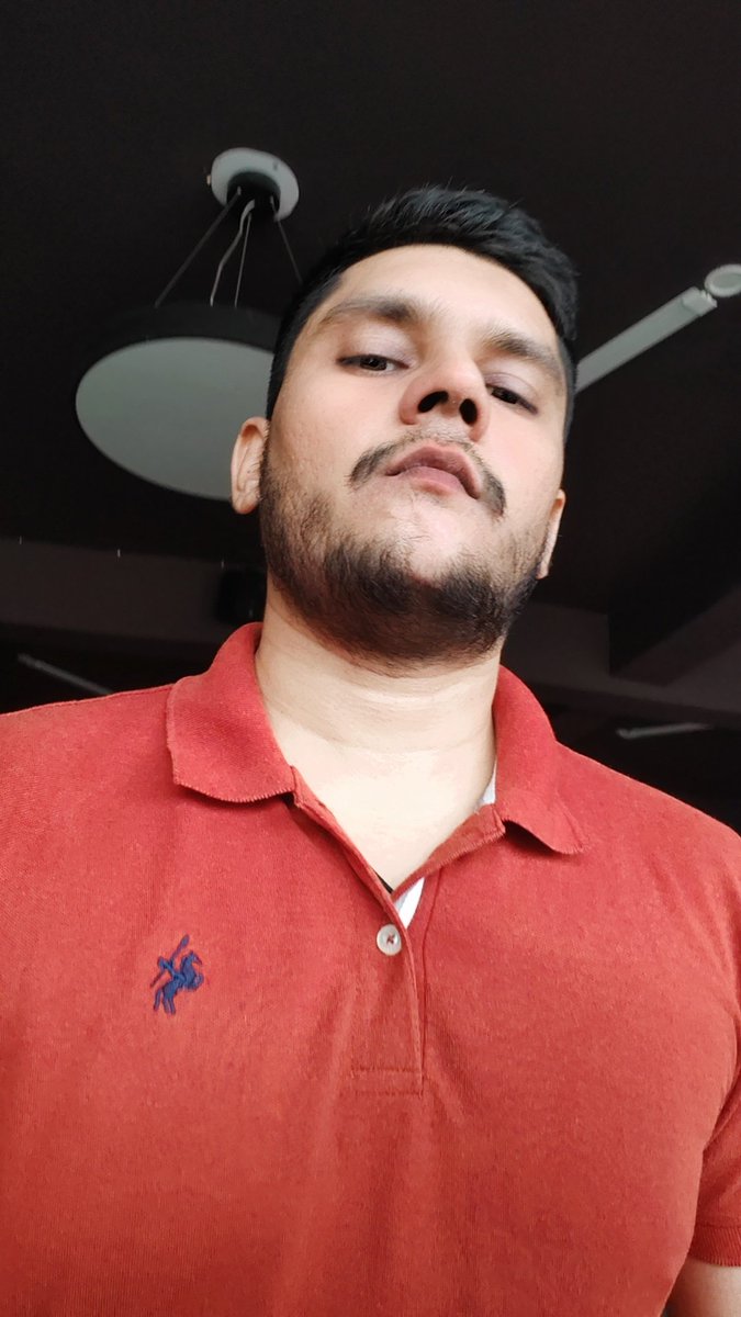 bharatsyadavv's tweet image. Feeling good and looking fresh in my black tee today! 💪 Also, tried out some new looks with the red and green polos. What do you guys think? 🤔👕 #FashionDiary #GymLife