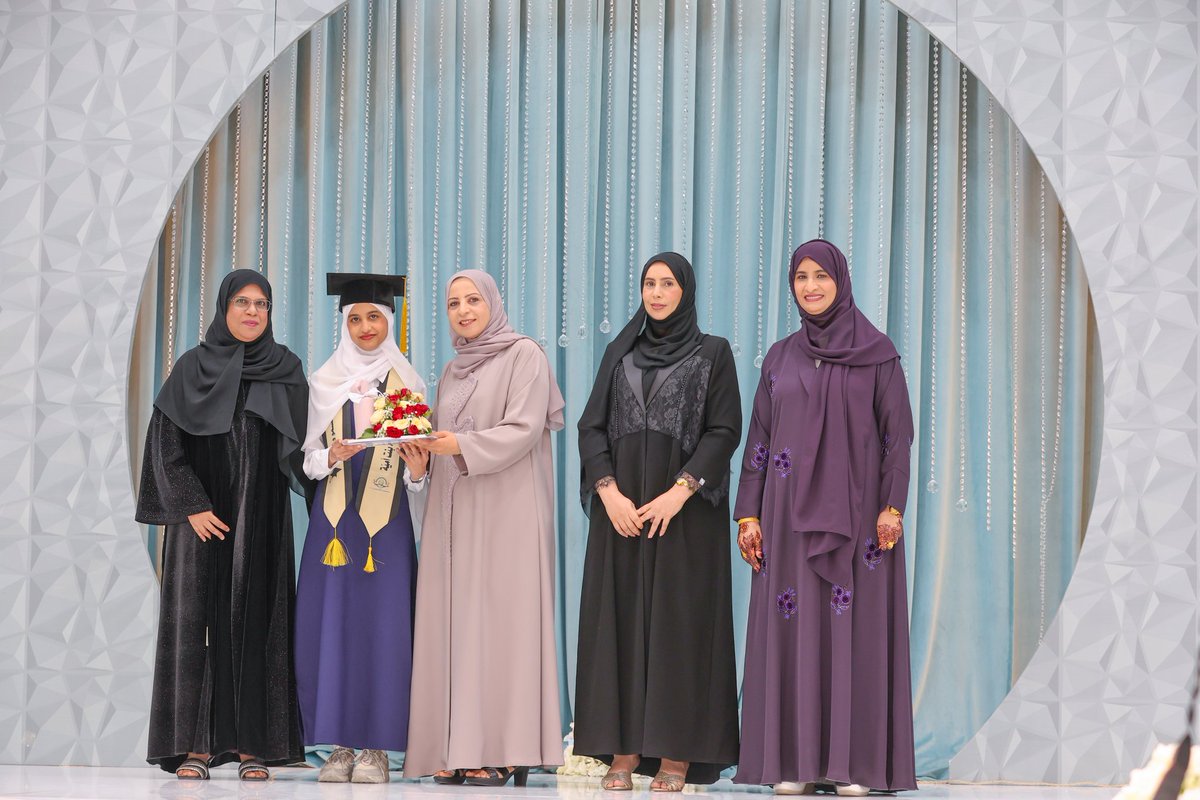 تحـت رعايـة الدكتـورة / ميـاء بنـت سعيـد خميـس العـزري 
المديـرة العامـة للمديريـة العامـة للابتكـار العلـمي و الذكـاء الاصطنـاعي
اقيـم حفـل تكريـم مجيـدات مدرسـة نفيسـة بنـت اميـة للتعليـم الاسـاسي (دفعـة المجـد) بقاعـة مسايـا المسـك .