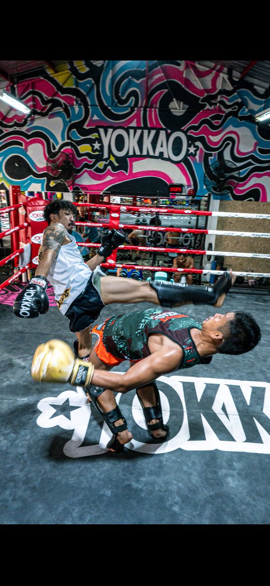 yokkaoboxing's tweet image. Superlek and Pakorn in the same ring… legends at work 💪
#muaythai #fight #sparring