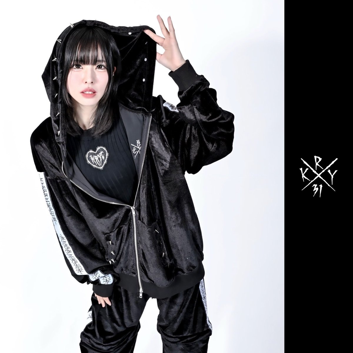 ⭐︎きっちゃんページ⭐︎ timeleszぬい　ジャージ　黒 2026 春のSXCロゴワッペンジャージ<ブラック×グロスブラック> - office