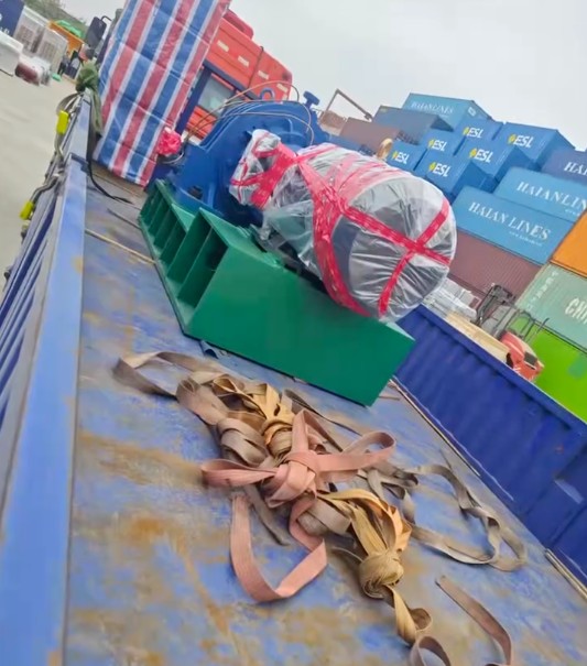 Jianrenmaclxq's tweet image. HPGR components securely packed and loaded for delivery! Every shipment is a promise kept, ready to power mining &amp;amp; cement operations worldwide. 🚚
#HPGR #MiningEquipment #FactoryDirect #Shipping #JianrenMachinery #HeavyMachinery #GlobalSupply