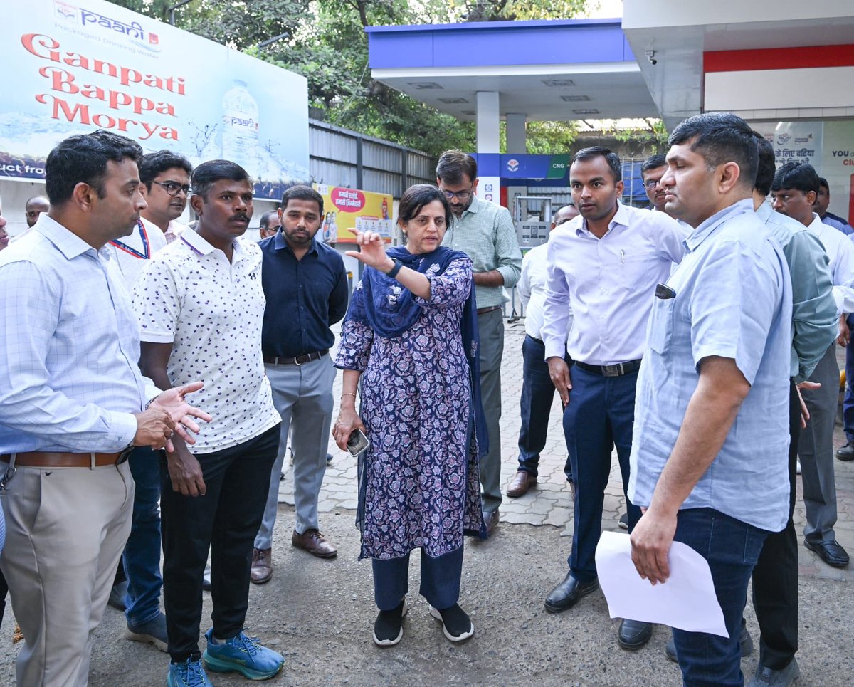richapintoi's tweet image. Today morning, Mumbai civic chief Ashwini Bhide made an unannounced early morning visit to the city’s streets, inspecting cleanliness at Bandra (W)’s Dharmashala Chowki and Kherwadi. What was checked upon:

-Staff attendance &amp;amp; muster rolls
- Spoke directly to ground staff
- Focus