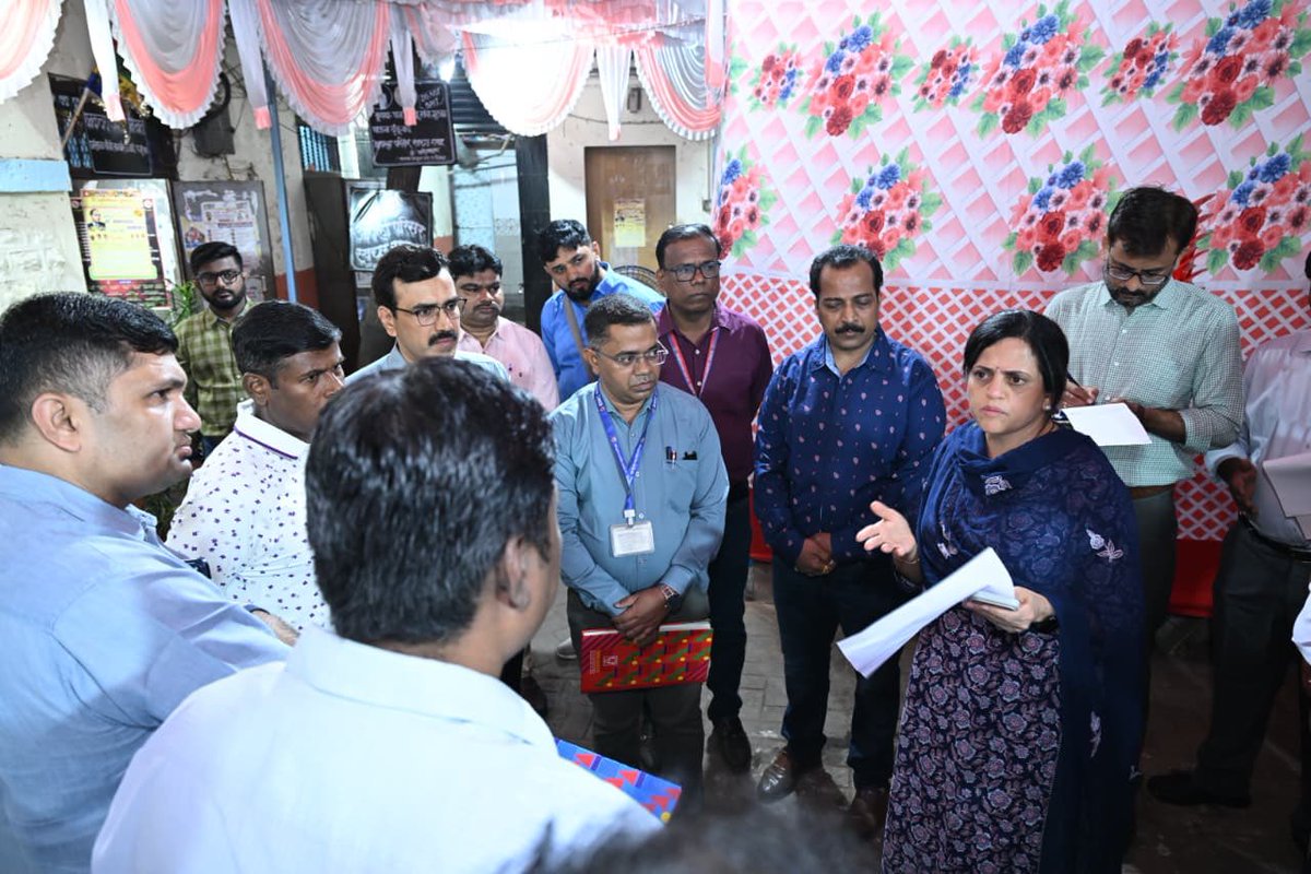 richapintoi's tweet image. Today morning, Mumbai civic chief Ashwini Bhide made an unannounced early morning visit to the city’s streets, inspecting cleanliness at Bandra (W)’s Dharmashala Chowki and Kherwadi. What was checked upon:

-Staff attendance &amp;amp; muster rolls
- Spoke directly to ground staff
- Focus
