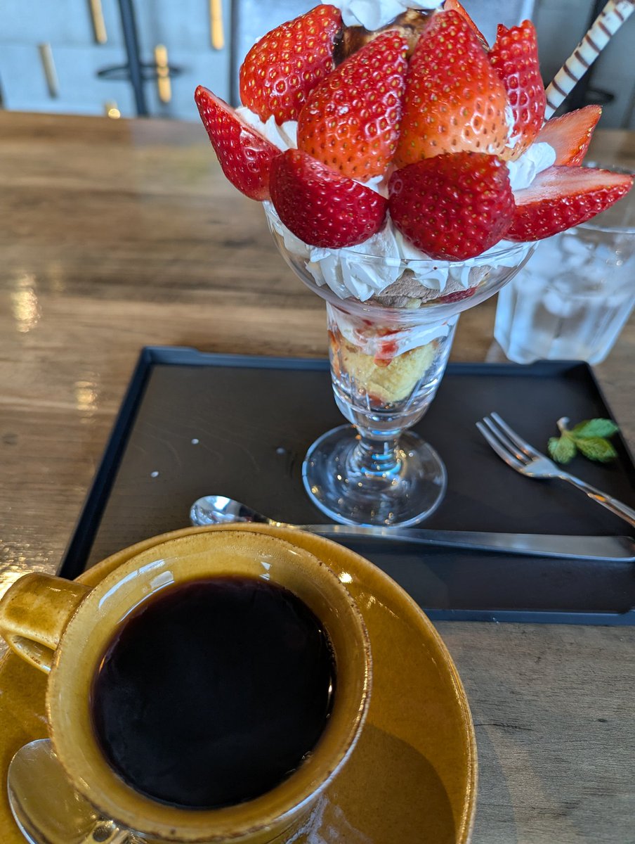 数年ぶり…下手したら10年ぶりぐらいかなぁ。
仕事帰りの寄り道で苺パフェを平らげる🍓
因みに隣町のイチゴ農家さんのハウス苺を大量に使用されている也😋
ドリップ珈琲も美味しくてサイコー✨