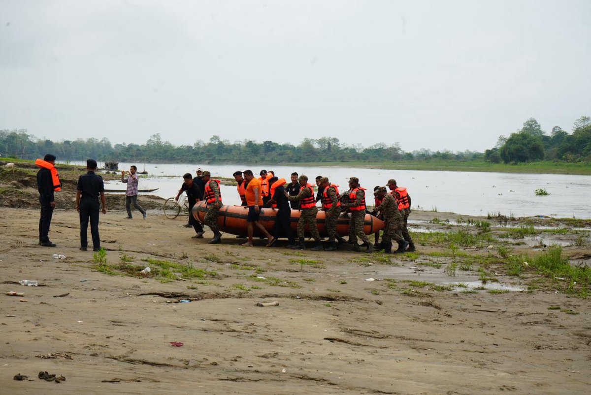 Spearcorps's tweet image. 𝗘𝘅𝗲𝗿𝗰𝗶𝘀𝗲 𝗝𝗮𝗹 𝗥𝗮𝗸𝘀𝗵𝗮-𝗜𝗜

Red Shield Gunners under #SpearCorps, in coordination with NDRF, conducted Exercise Jal Raksha-II at Sivasagar, #Assam to strengthen preparedness ahead of the monsoon season.

Red Shield Gunners ने #SpearCorps के अंतर्गत NDRF के साथ