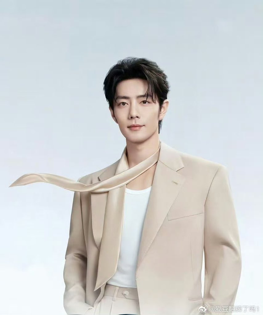 xzmelons's tweet image. #XiaoZhan’s outfit for SZ7 advertising, is a costume made piece made for him exclusively for this occasion 🤩

XIAO ZHAN HUAWEI SAICZ7

#XZSaicZ7
#XiaoZhanxSAICZ7