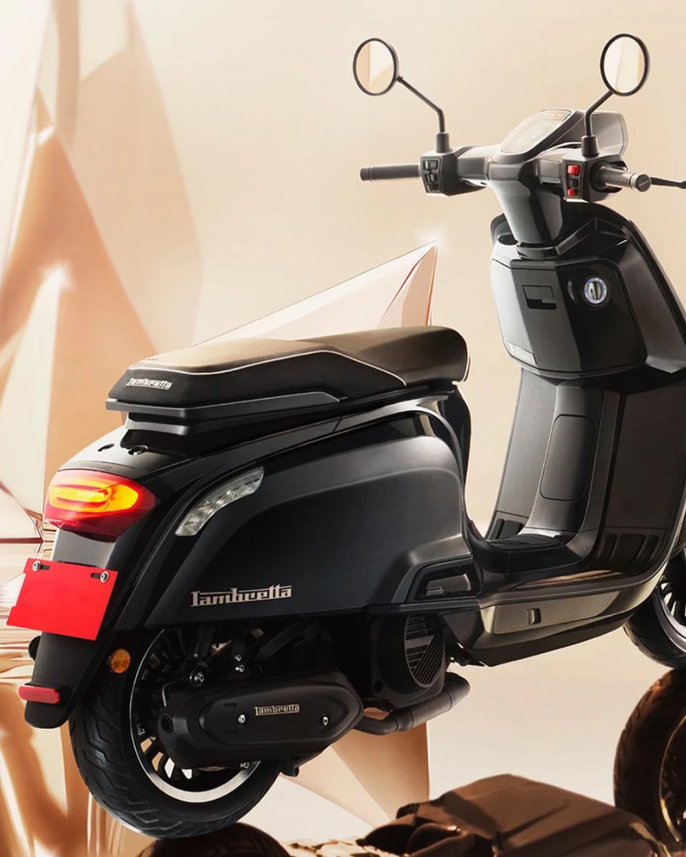 classicscoot_jp's tweet photo. 【LAMBRETTA J125】
1964年に誕生し、高い人気を誇った小型ランブレッタ“Junior（ジュニア）”の思想と魅力が現代に甦りました！
六角形のヘッドライトを採用したクラシックなデザインと、インジェクション採用の水冷125ccエンジンなど、現代のテクノロジーを高次元で融合。 https://t.co/NKKqHo20fx