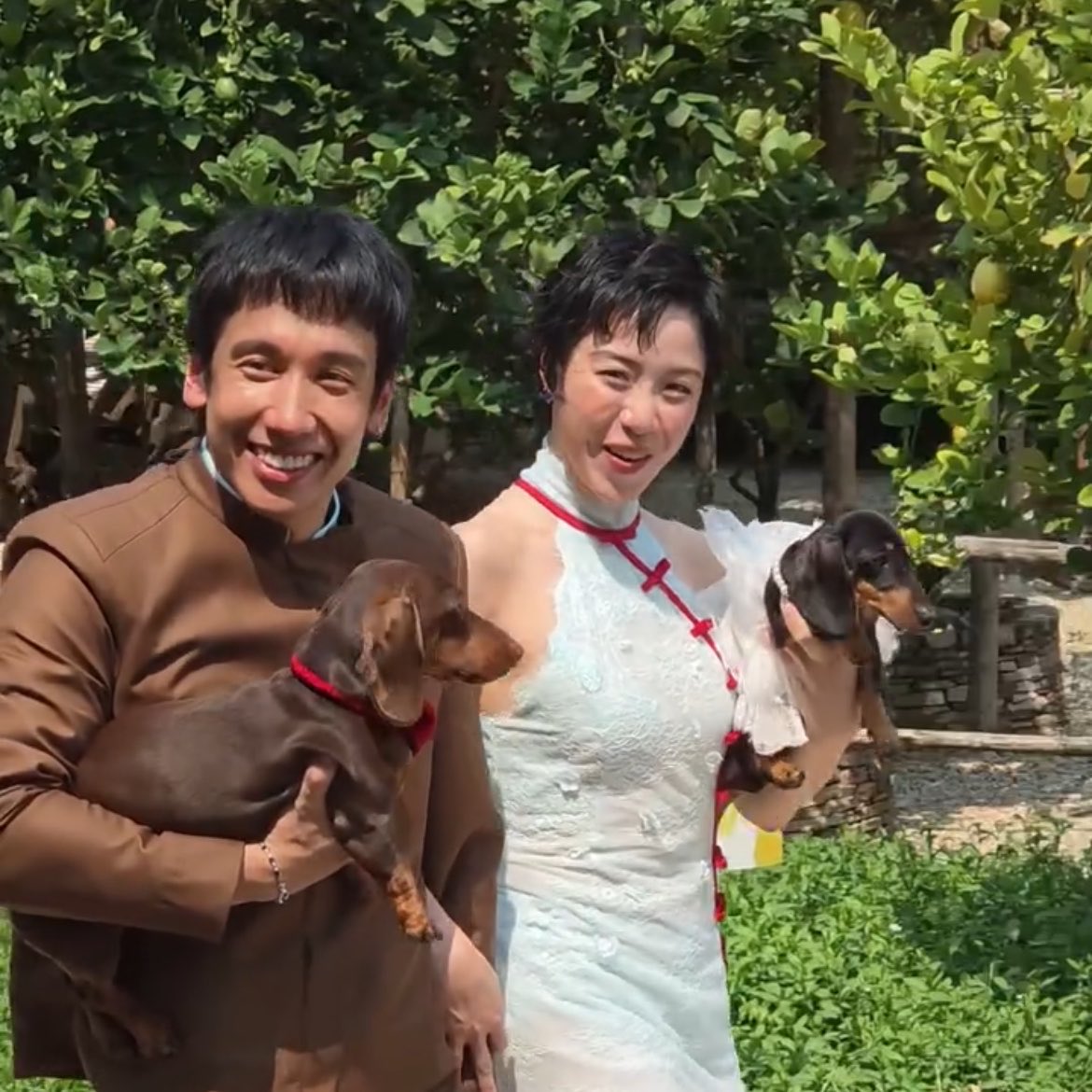 vousjay's tweet photo. งานแต่งพี่เตพี่พลอยน่ารักอบอุ่นสมกับเป็นเตพลอยเลย แล้วเหมือนเจ้าบ่าวเจ้าสาวแข่งกันยิ้มอ่ะ ยิ้มสู้กันสุดๆ😂 ชอบตอนเดินอุ้มหมาคนละตัวด้วยอบอุ่นมากกก https://t.co/035mBZLfek