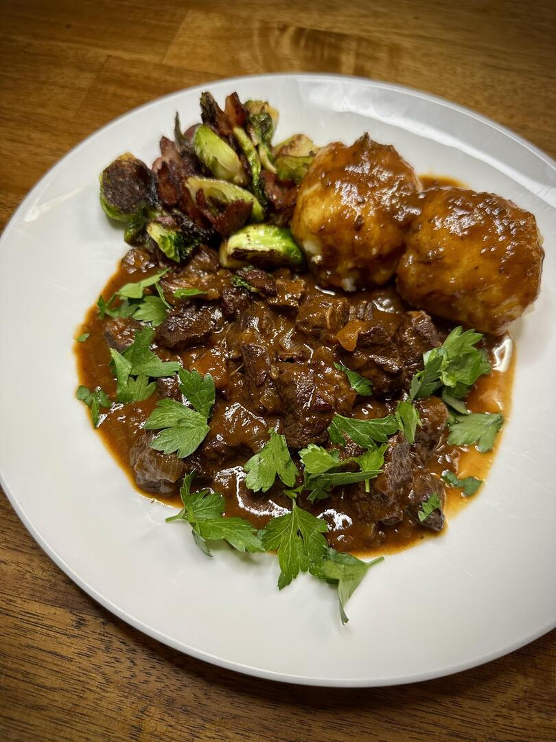 homevsfastfood's tweet image. [Homemade] Braised Beef in Red Wine &amp;amp; Onions served with Potato Dumplings and Brussels Sprouts sautéed with Bacon
#Homemade #BraisedBeef #RedWineOnions #PotatoDumplings #BrusselsSprouts #homecooking #food #recipes #foodpic #foodie #foodlover #cooking #hungry #goodfood #homecook…