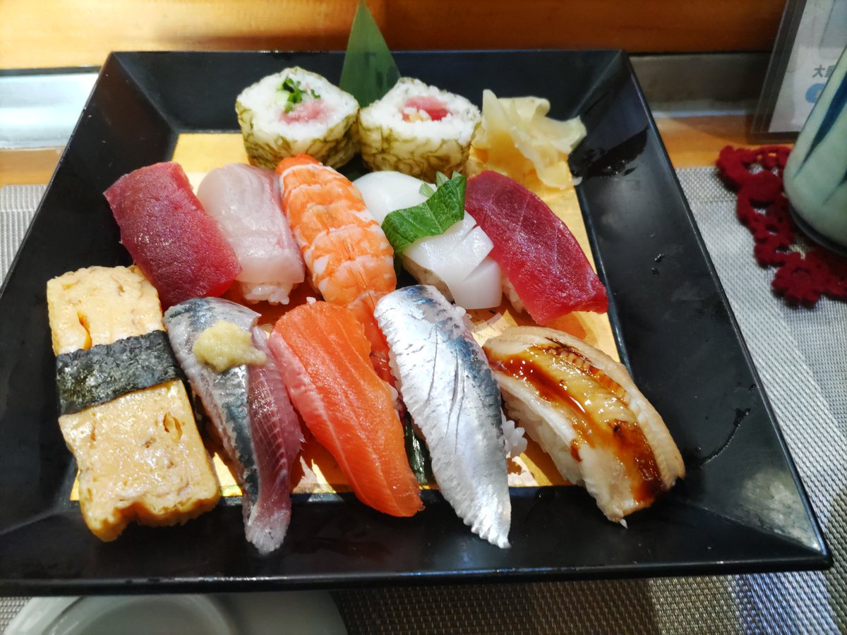 今日はお寿司屋さんやってたー

めっちゃ予約入ってたみたいで入店出来ない人もいるほど混んでた
開店で行って良かった〜