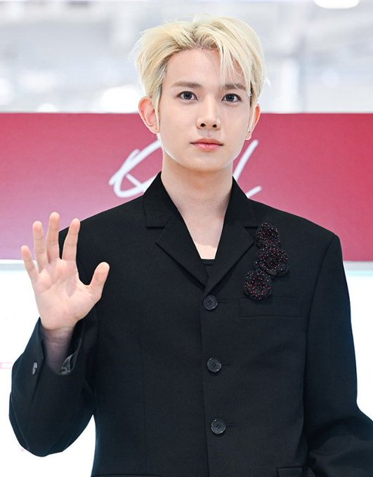 _Kpop_Stats_'s tweet photo. #Heeseung makes his first public appearance as a soloist today. https://t.co/neu0Y7GEyE