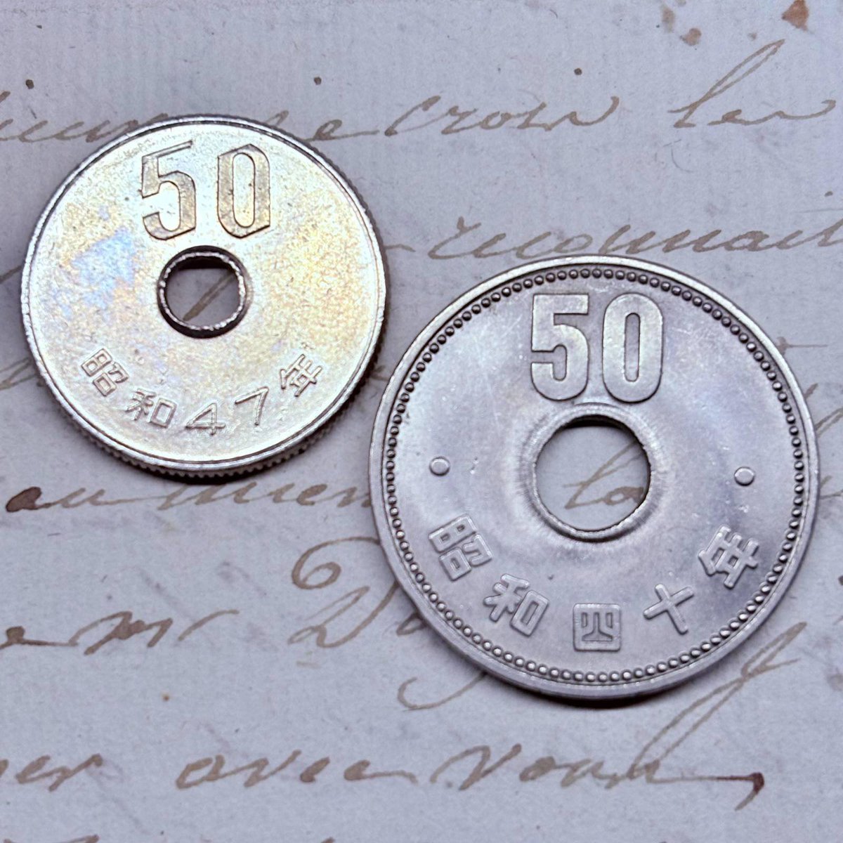 msshewa's tweet photo. 日本の50円硬貨コレクション🪙✨ 1965年と1972年の2枚。古い1965年のものは一回り大きく、磁石にくっつくのも面白いポイントです🐾 時代の違いを感じられる一枚ですね。

#硬貨
#コインコレクション
#収集趣味
#古銭
#アンティークコレクション
#貨幣収集
#日本硬貨
#ヴィンテージ https://t.co/gmSKUNgh8p