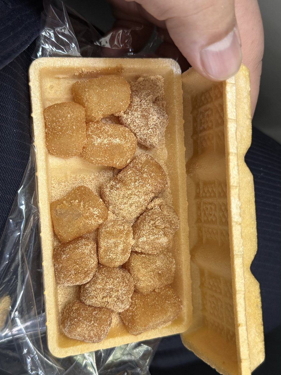 福岡市内のどこかに毎日出没するわらびもち屋さん。看板を見ると75年目とのこた。毎日、自転車で引いて移動しているとのこと。
今日もたくさんのお客さんが並んでいた。
最中の中にわらびもちというのは初めてでしたが、なかなか合うと思いました。