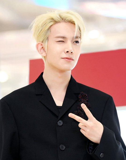 _Kpop_Stats_'s tweet photo. #Heeseung makes his first public appearance as a soloist today. https://t.co/neu0Y7GEyE