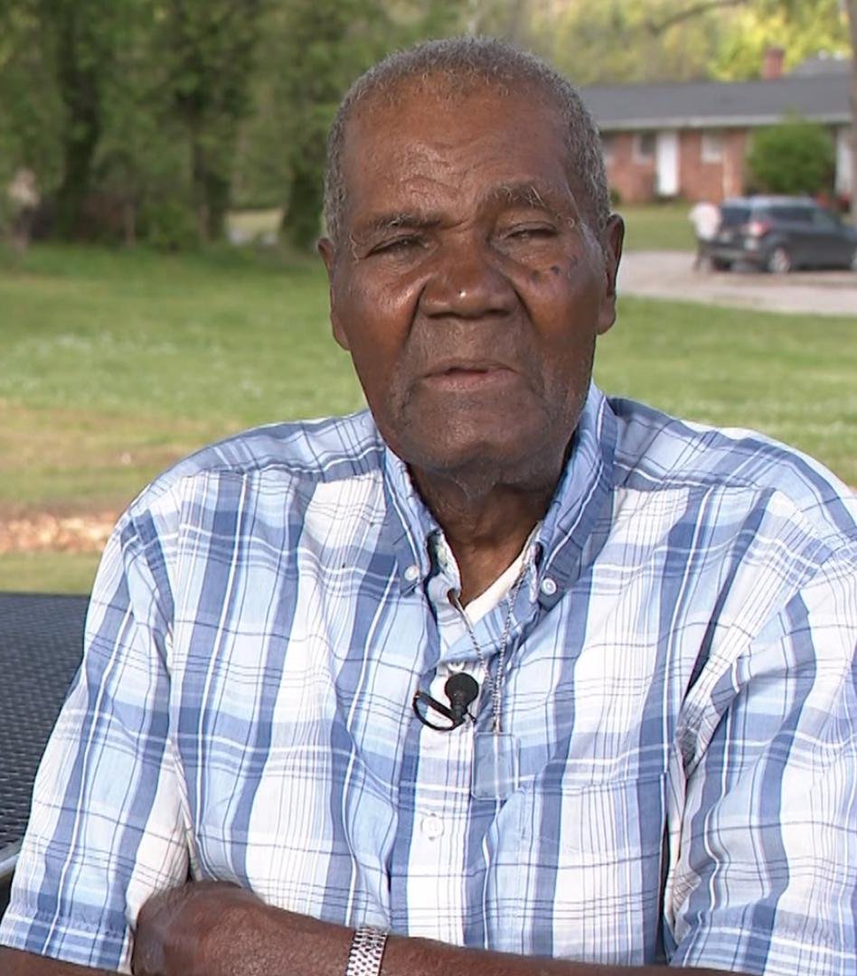 BlackNews's tweet image. 90-Year-Old Black Custodian Says He Has No Plans to Retire After 50 Years of Service

blacknews.com/news/clemmie-a…

#blacktwitter #blackexcellence #black #dedication