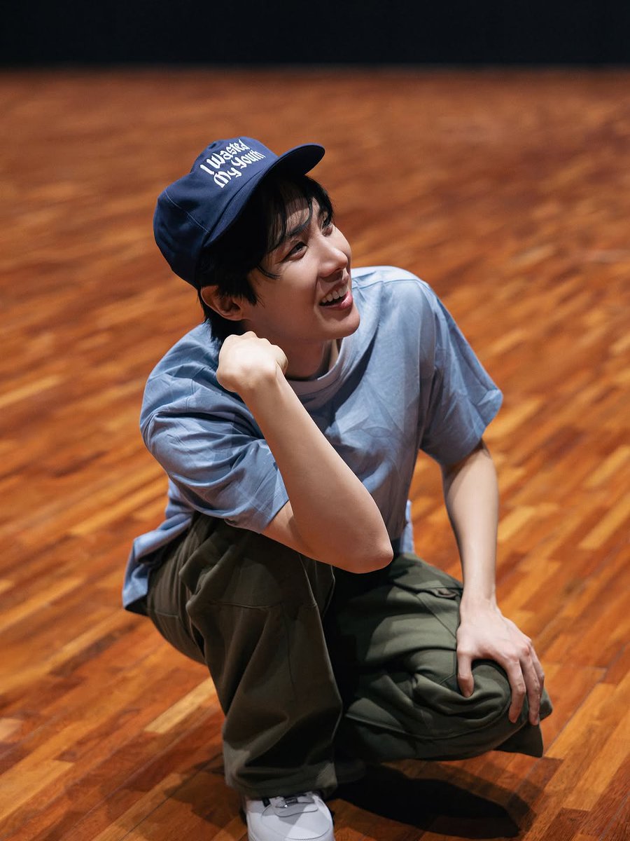 Jhope_Indonesia's tweet image. 📸 j-hope dari postingan Instagram Netflix Philippines • Behind The Scenes dari konten BTS x Netflix 

#jhope #제이홉 #BTS_ARIRANG