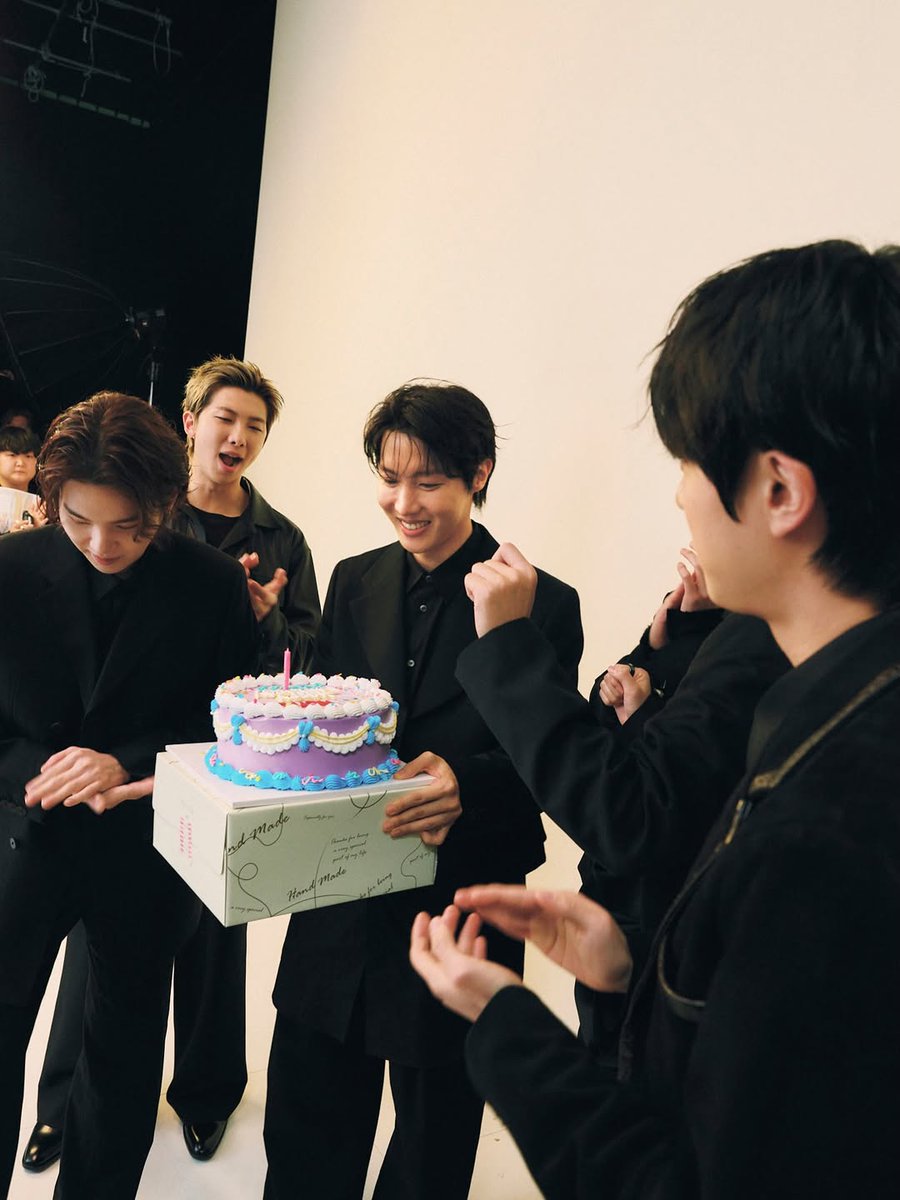 Jhope_Indonesia's tweet image. 📸 j-hope dari postingan Instagram Netflix Philippines • Behind The Scenes dari konten BTS x Netflix 

#jhope #제이홉 #BTS_ARIRANG