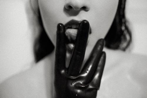 Gildas873305181's tweet photo. Silence sensuel
#SensualArt #DarkErotic #LatexGlove #MoodyPortrait #FetishVibes #BlackAndWhitePhotography #LipBite #MysteriousBeauty https://t.co/yZUhe7Ojbw