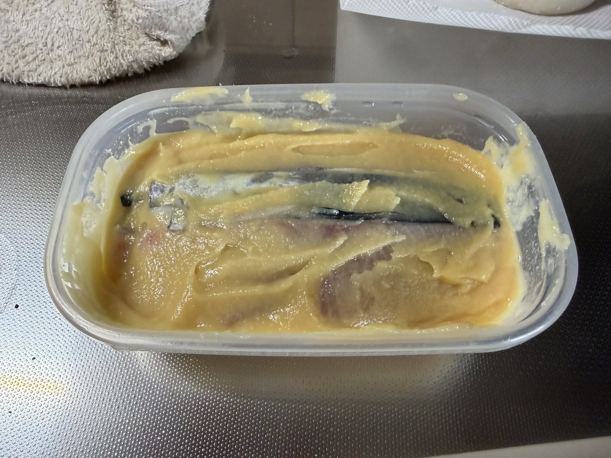 今日は早く帰ってこれたから、3日熟成のサワラの刺身を作って、残りは西京漬けに(￣ー￣)