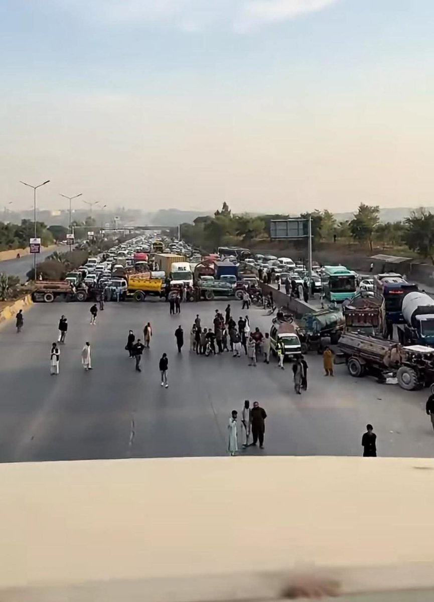 یہ ہے ہماری کل اوقات۔
چار امریکی جن کا کوئی آتا پتہ ہی نہیں کہ وہ کب آرہے، آ رہے بھی یا نہیں۔ مگر ان کے لئے راولپنڈی اور اسلام آباد میں 50 لاکھ جانوروں کو بند کر کے رکھا ہوا ہے۔