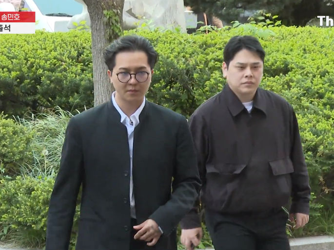 4nhtm's tweet photo. there were 3 managers accompanied him to the court (black leather one was Seho) https://t.co/MhgbYiQu7i