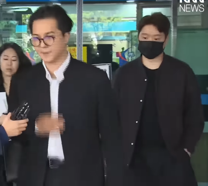 4nhtm's tweet photo. there were 3 managers accompanied him to the court (black leather one was Seho) https://t.co/MhgbYiQu7i