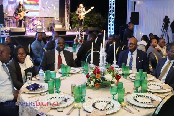 SimangalisoDub5's tweet image. Last night, @edmnangagwa  warmly welcomed Botswana President @duma_boko  to State House in #Harare for an important dinner meeting focused on strengthening diplomatic ties. Building strong relationships between our nations is key to regional stability and cooperation. The