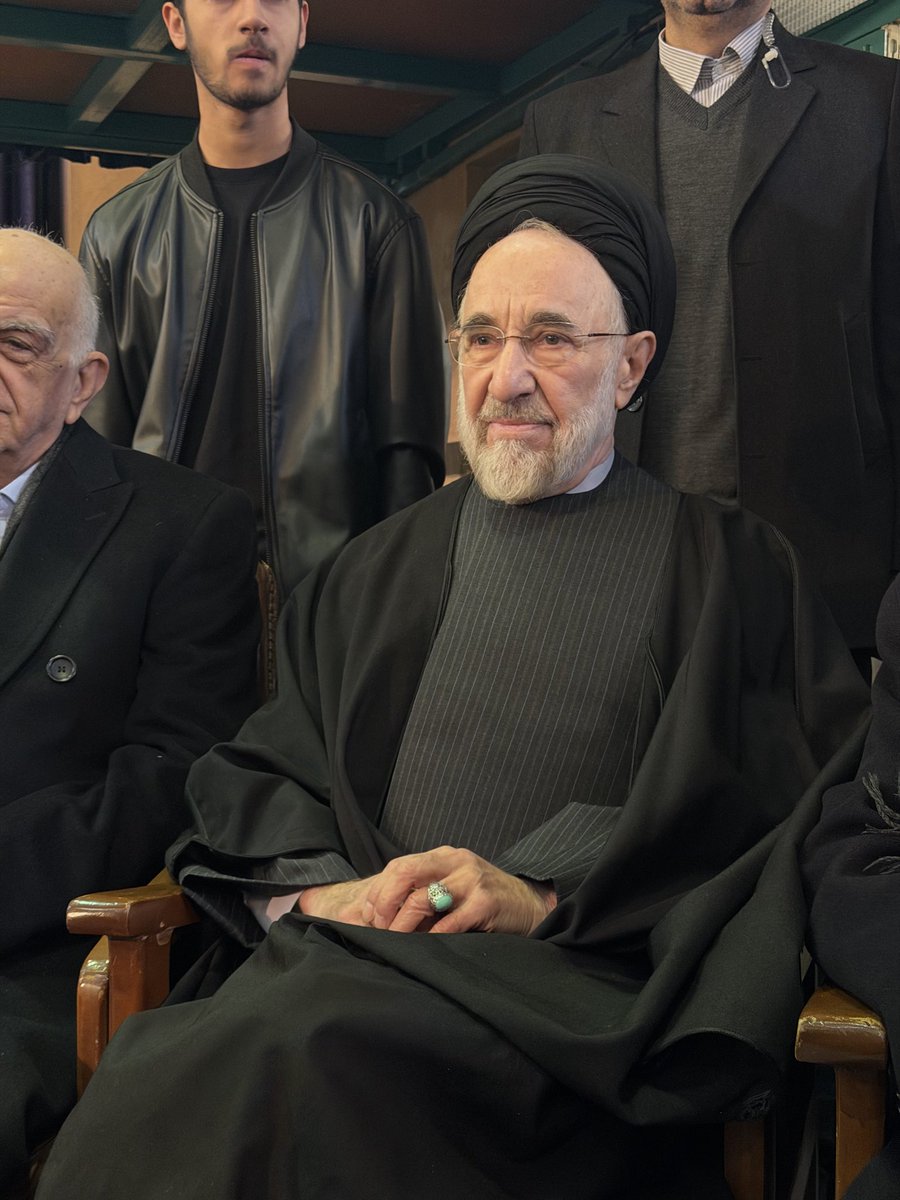 roozbehalamdar's tweet photo. الگوی سیاست ورزی ملی و متعهدانه

هر 9 رو یک بحران، ممنوع التصویری، ممنوع الخروجی، حمله های فیزیکی مستقیم و... تنها بخشی از هزینه های سید محمد خاتمی در  طول حیات سیاسی اوست. اما با همه اینها و با وجود تمام انتقادات خصوصی و علنی که در سالهای گذشته بیان کرده، او در این جنگ «برای ایران» بدون لکنت موضع گرفت. شهادت رهبر انقلاب و مسئولان را تسلیت گفت،  توقعات اجتماعی از رهبری جدید را یادآور شد،   سناریوی آمریکایی-اسرائیلی را به روشنی بازگو کرد و آنان را شکست خورده دانست، بر وحدت همه ایرانیان حول دفاع ملی تأکید کرد، از حاکمیت درخواست دخالت دادن همه سلایق در اداره کشور را کرد، دست رزمندگان را بوسید و جزو اولین نفراتی بود که از تیم مذاکره کننده حمایت کرد.
خاتمی نه اهل کینه توزی است، نه کاسب مسلک است که منتظر نتیجه نهایی ماجرا بنشیند! به همین خاطر به سوی یادآوری گذشته ها و بازی سرزنش نرفت یا به ورطه سکوت های موذیانه و مرموز نیفتاد، بلکه با تشخیص اولویت ها، صادقانه وارد میدان شد و ضمنا مطالبات اصلاح جویانه  را نیز با بیانی متین و دقیق تکرار کند.

راهنمای عمل اصلاح طلبان باید کنش گری فعالانه، هوشمندانه، صادقانه و یک رنگ خاتمی باشد.